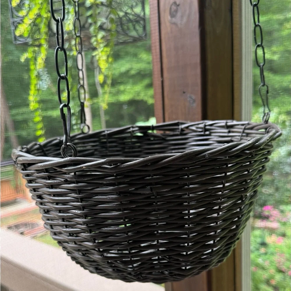 Sur La Table …Madeline ..Hanging Basket / .. 2 here’s… NWT